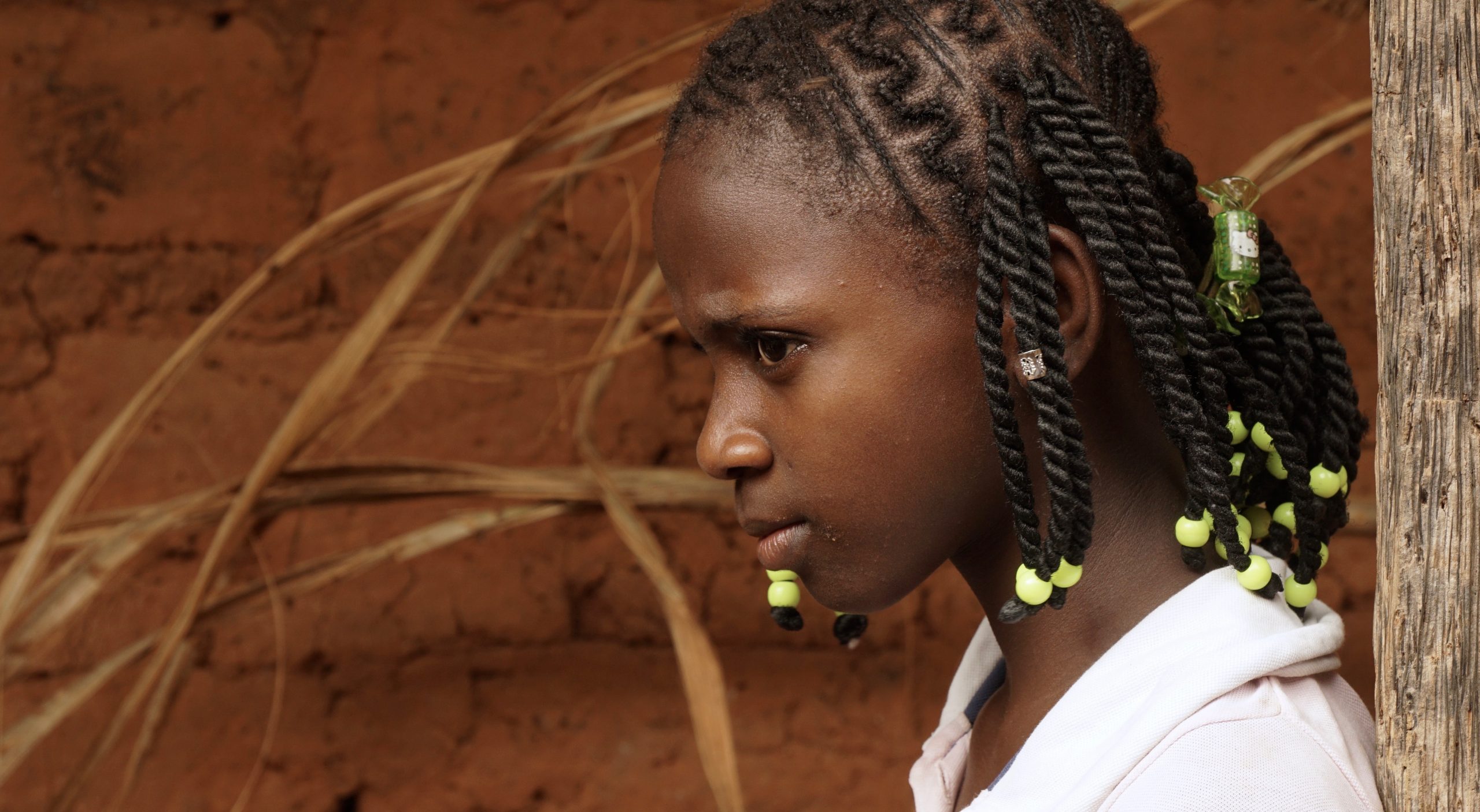 Guinee-Bissau-observerend-meisje